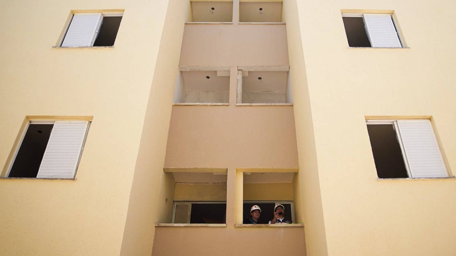 Prefeito Evandro na varanda de um apartamento do residencial